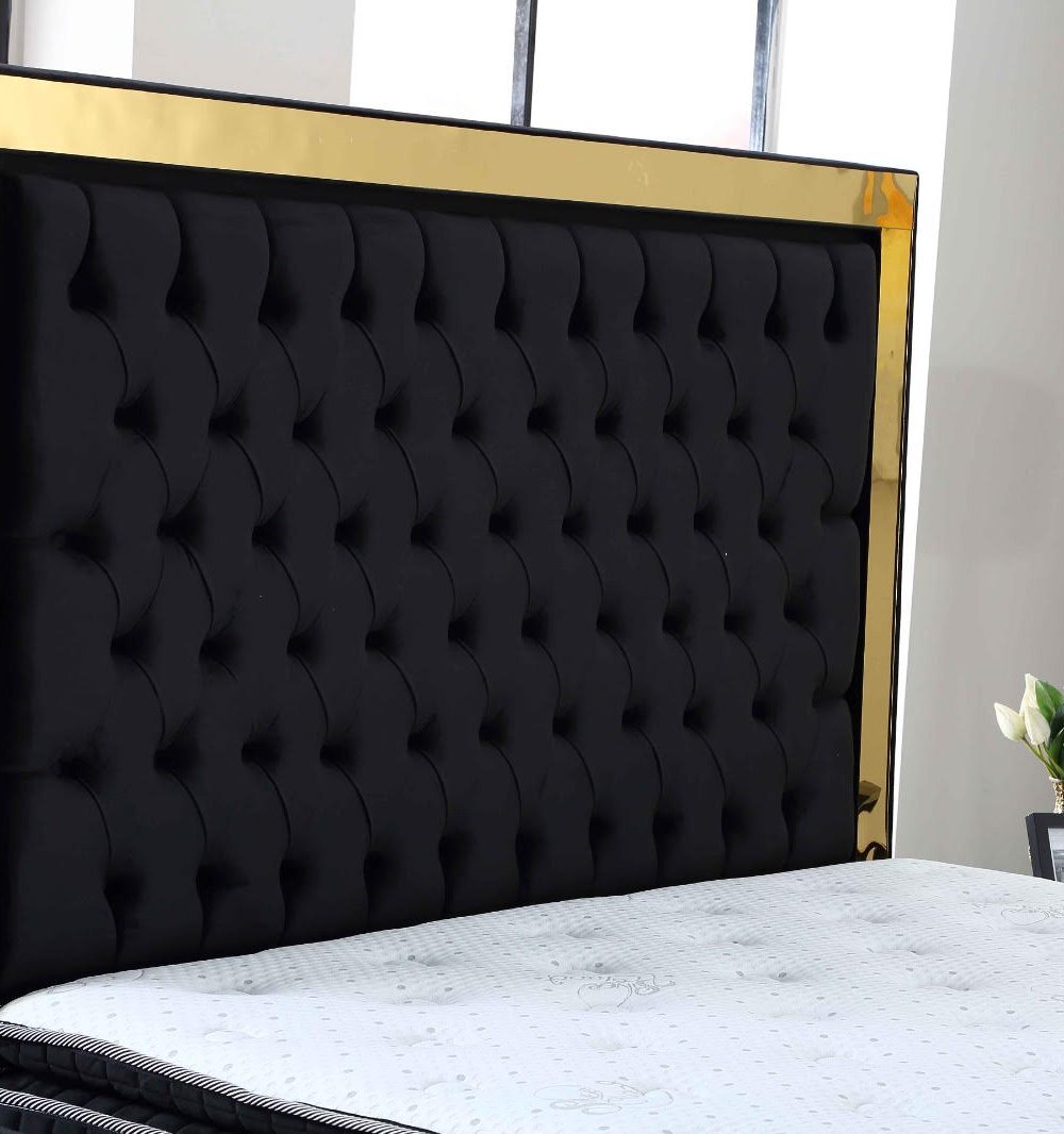 Lennon säng i svart färg.